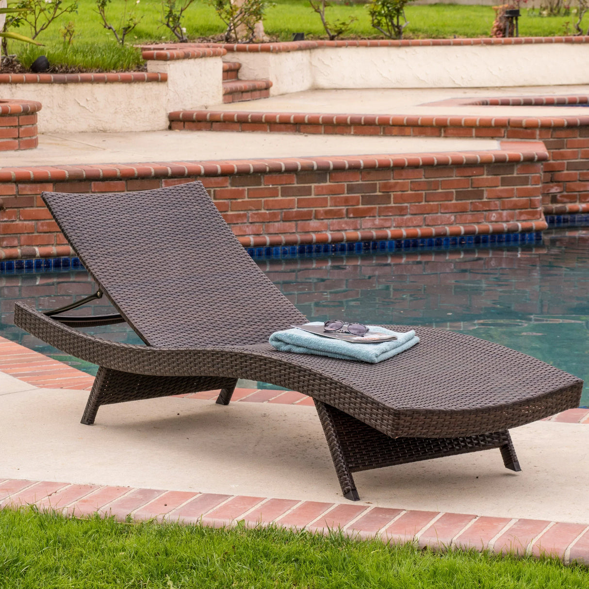 Wicker Chaise Lounge - Brown - Furniture Home Direct